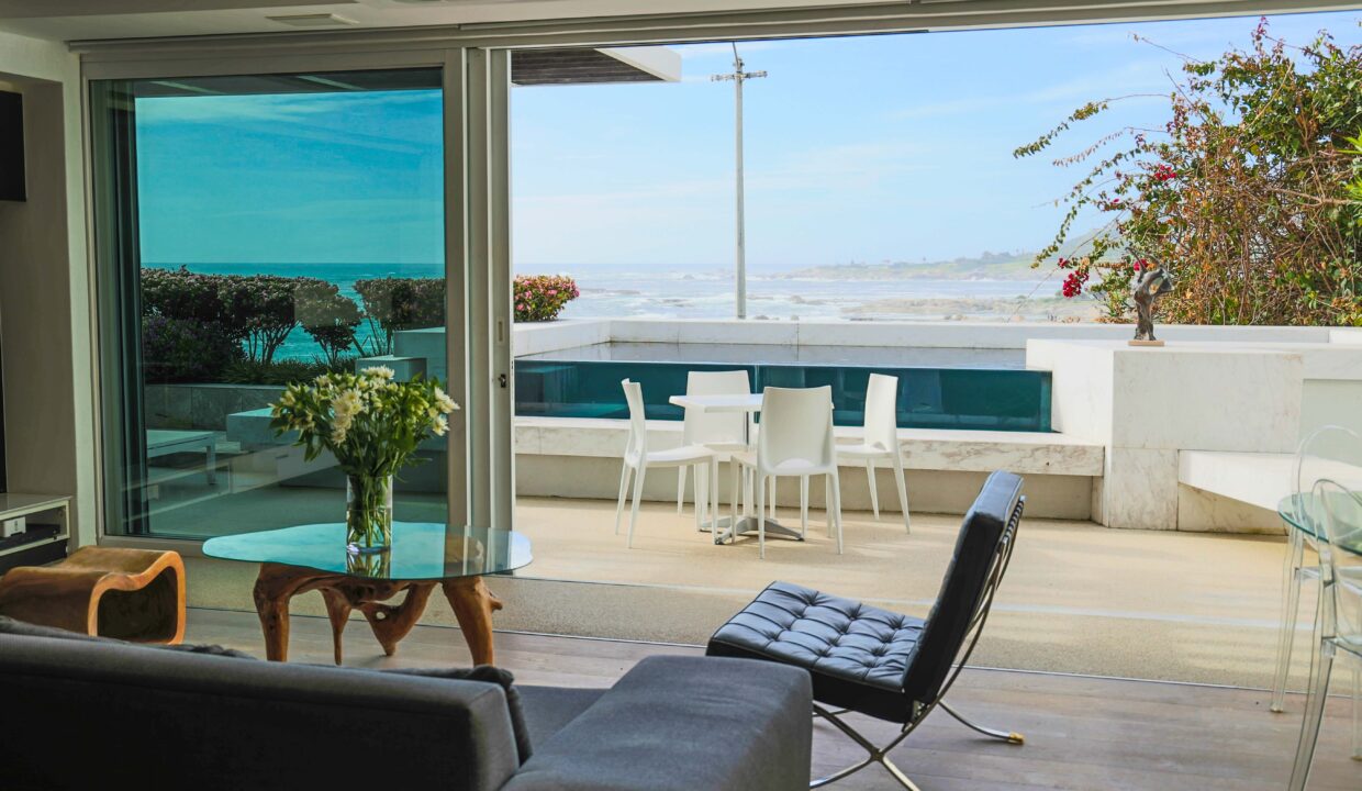 Ebb Tide luxury apartment to rent in Camps Bay lounge5