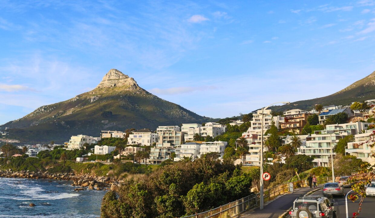 Ebb Tide luxury apartment to rent in Camps Bay with a view of Lion's Head