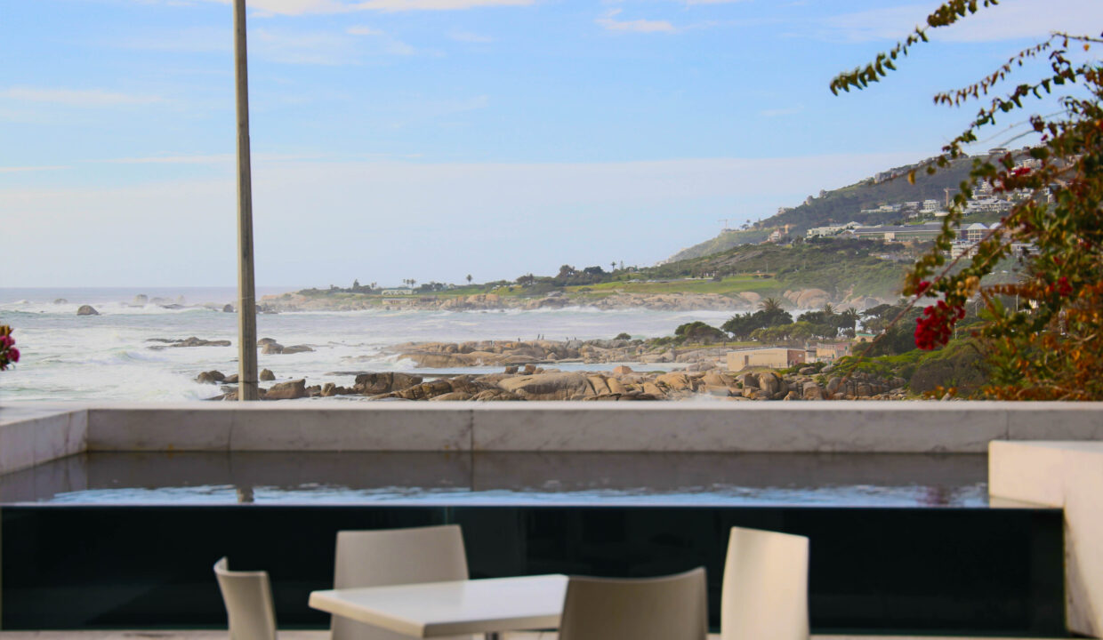 Ebb Tide luxury apartment to rent in Camps Bay with swimming pool 5